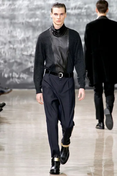 Look 16